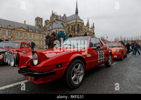 REIMS, FRANCE, le 1 février 2019 : Début de rallye dans les rues de Reims. Rallye Historique est réservée aux voitures qui ont participé à la Banque D'Images