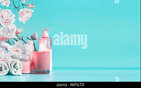 Spa beauté historique avec des outils et des produits cosmétiques : crème, serviettes, brûler des bougies sur table bleu pastel. Les traitements de thérapie de bien-être et salon de l'équipement. Banque D'Images