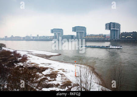 Maisons de la grue au port de Rheinau, architecte Hadi Teherani, Rhin, neige, hiver, Cologne, Allemagne. Die drei im Kranhaeuser, Rheinauhafen Banque D'Images