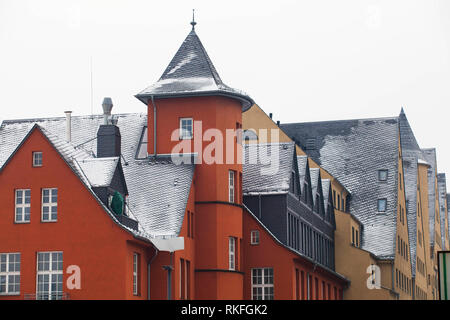 Les toits couverts de neige de la construction Rheinkontor et l'ancien magasin à le port de Rheinau, Cologne, Allemagne. schneebedeckte Rheinkonto des Daecher Banque D'Images