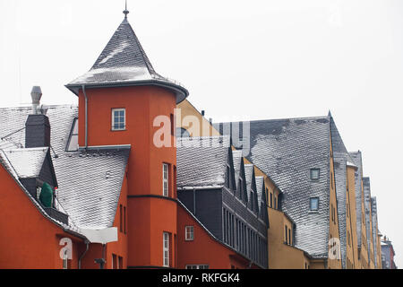 Les toits couverts de neige de la construction Rheinkontor et l'ancien magasin à le port de Rheinau, Cologne, Allemagne. schneebedeckte Rheinkonto des Daecher Banque D'Images