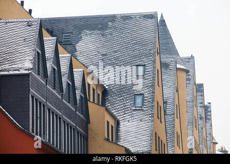 Les toits couverts de neige de la construction Rheinkontor et l'ancien magasin à le port de Rheinau, Cologne, Allemagne. schneebedeckte Rheinkonto des Daecher Banque D'Images