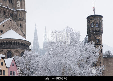 Brut de l'église Saint-Martin, la cathédrale et la tour de la neige pendant Stapelhaus, Cologne, Allemagne. die Kirche St. Martin brut, Dom und der de Banque D'Images