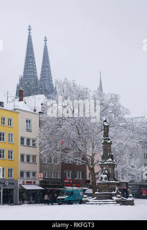 Le vieux marché avec le Jan-von-Werth fontaine dans la vieille ville, vue de la cathédrale, hiver, neige, Cologne, Allemagne. Alter Markt mit de Banque D'Images