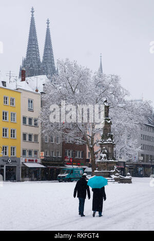 Le vieux marché avec le Jan-von-Werth fontaine dans la vieille ville, vue de la cathédrale, hiver, neige, Cologne, Allemagne. Alter Markt mit de Banque D'Images