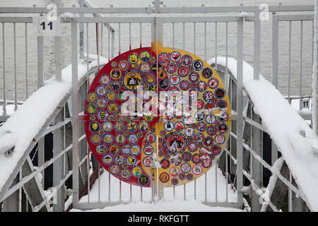 Autocollant sur un pont d'atterrissage sur le Rhin, neige, hiver, Cologne, Allemagne. Aufkleber auf einem Schiffsanleger am Rhein, Schnee, hiver, Koeln, Banque D'Images