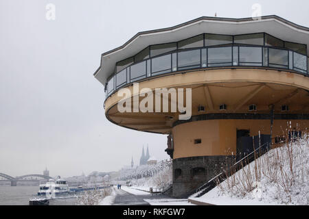La Bastei sur les rives du Rhin dans le quartier de Neustadt-Nord, vue de la cathédrale, neige, hiver, Cologne, Allemagne die Bastei am Rheinuf Banque D'Images
