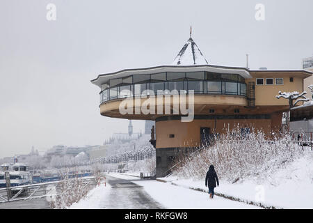 La Bastei sur les rives du Rhin dans le quartier de Neustadt-Nord, neige, hiver, Cologne, Allemagne die Bastei suis Rheinufer dans der Neustadt-Nord Banque D'Images
