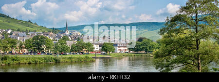 Paysage de la vallée de la Moselle et la rivière avec un village pittoresque, Allemagne Banque D'Images