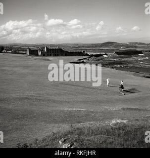 Années 1950, historiques, deux dames jouant au golf à Ardglass golf, Downpatirck, Ulster, en Irlande du Nord. Banque D'Images