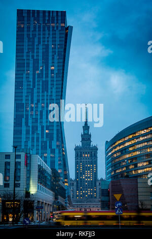 Scène de rue de Varsovie avec le Palais de la Culture et de la Science Banque D'Images