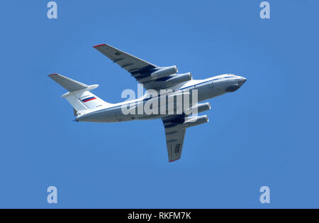 Avion de transport militaire russe IL-76MD (franchise) dans ciel bleu clair en vol le 9 mai 2018 à Moscou closeup Banque D'Images