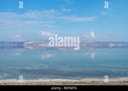 Vue de la côte de la mer Morte en Israël. La texture de la mer Morte. Mer salée Banque D'Images