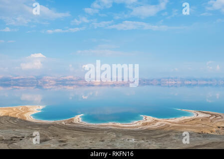 Vue de la côte de la mer Morte en Israël. La texture de la mer Morte. Mer salée Banque D'Images