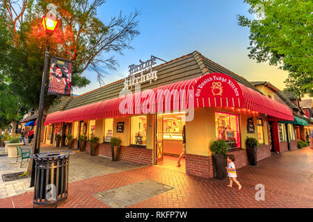 Solvang, Californie, États-Unis - 10 août 2018 : Ancienne Cuisine à Fudge danois Danish village en Californie éclairés en soirée typique. Banque D'Images