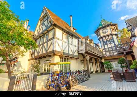 Solvang, Californie, États-Unis - 10 août 2018 : Ancienne tour de l'horloge à Solvang centre-ville historique de Santa Ynez Valley, dans la région de Santa Barbara Comté. Un Banque D'Images