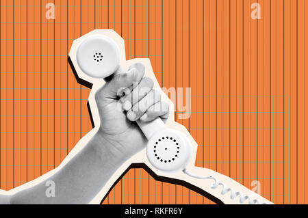 Une découpe de la main d'un homme tenant le combiné du téléphone, en noir et blanc, sur un fond orange à motifs de lignes verticales, comme un conte Banque D'Images