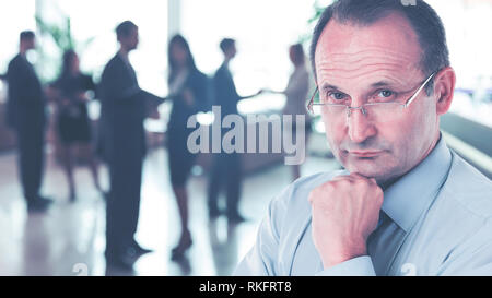Portrait of a businessman psychologue - consultante sur l'arrière-plan de travail de l'équipe grande Banque D'Images