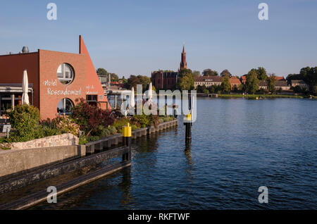 Malchow, Inselstadt im Malchower See, plaque de lac mecklembourgeoise, Mecklenburg-Vorpommern, Allemagne Banque D'Images