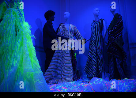 Tom Trandt avec son installation un cri silencieux, à un appel pour les installations photo créé par des designers représentant 16 pays pour la Vitrine Internationale de la mode à Somerset House à Londres. Banque D'Images