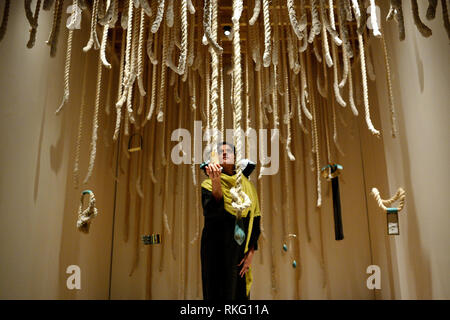 Ami Doshi Shah avec son installation sel de la Terre, à une photo pour les installations d'appel créé par des designers représentant 16 pays pour la Vitrine Internationale de la mode à Somerset House à Londres. Banque D'Images