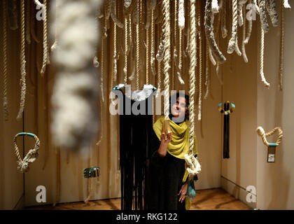 Ami Doshi Shah avec son installation sel de la Terre, à une photo pour les installations d'appel créé par des designers représentant 16 pays pour la Vitrine Internationale de la mode à Somerset House à Londres. Banque D'Images