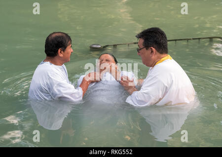 Yardenit, Israël - 29 décembre 2012 : Le pèlerin chrétien non identifié femme est baptisé dans le Jourdain, à l'Israël (Yardenit Baptême Site). Banque D'Images