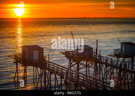 Cabane de pêcheur traditionnel au coucher du soleil dans le sud-ouest de la France Banque D'Images