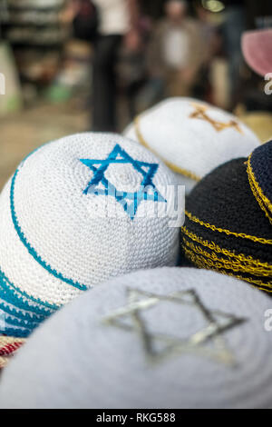 La kippa juive traditionnelle coiffure avec étoile de David à vendre Banque D'Images