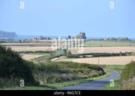 Long Windy Country Road à l'abbaye de Whitby - Paysage - Vue sur l'abbaye de Whitby - Sunny Day - Farmers Field - cultures d'été - Côte - Yorkshire Royaume-Uni Banque D'Images