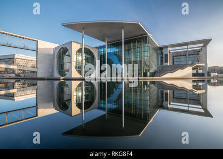 Marie-Elisabeth-Lüders-Haus, Berlin. La lumière du matin et une longue exposition sur l'architecture super travail, la 3e législature à Berlin. Banque D'Images