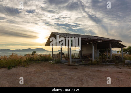 Vieille maison abandonnée à la montagne au lever du soleil dans le brouillard du matin Banque D'Images