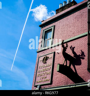 Vue du plan et vapeur avec panache pub en premier plan, les bucks head pub la signalisation extérieure, Camden, Buxton et Hanbury Truman Co Ltd London Burton Banque D'Images