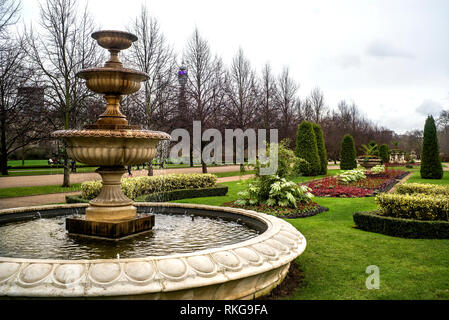 Fontaine, arbres et fleurs,ciel gris, Avenue Gardens at Regents Park, London, England, UK. Banque D'Images