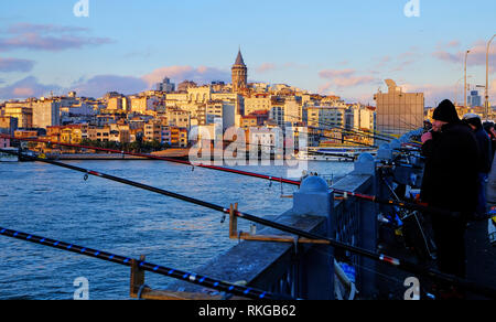 Les pêcheurs sur le pont de Galata est allumé par fin d'après-midi. Pentes de la tour de Galata et Karakoy apparaissent dans l'arrière-plan. Istanbul, Turquie - décembre Banque D'Images