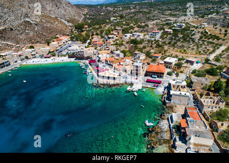 Vue aérienne de Gerolimenas en Laconie, est l'un des plus pittoresque de Mani avec un petit port naturel. Péloponnèse, Grèce Banque D'Images