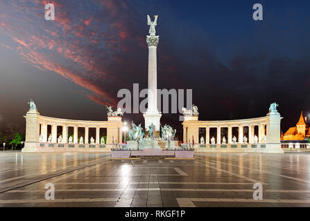 - Place des Héros de Budapest à la nuit Banque D'Images