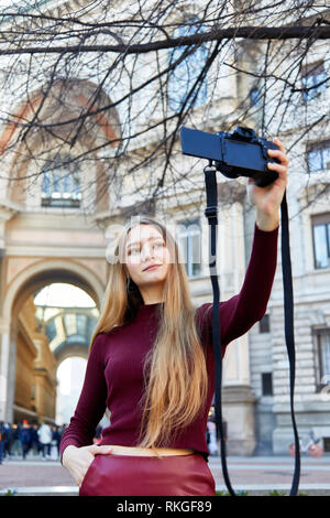 Prend une fille avec une caméra selfies à l'extérieur de la galerie VIttorio Emanluele II Milano Italo vertical de l'Europe Banque D'Images