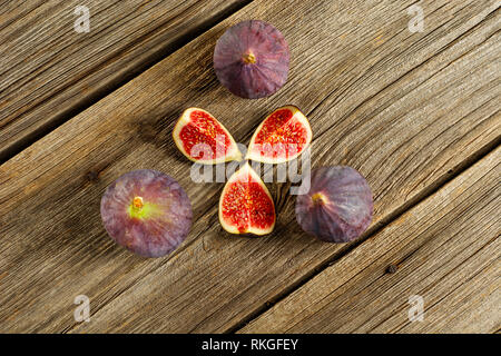 Figues douces mûres sur un vieux fond de bois. Méditerranéenne des fruits sains. Arrière-plan de mise à plat. Banque D'Images