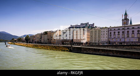 Vue sur la vieille ville de l'autre côté de la rivière Salzach avec la Forteresse de Hohensalzburg dans la distance, Salzbourg, Autriche. Banque D'Images