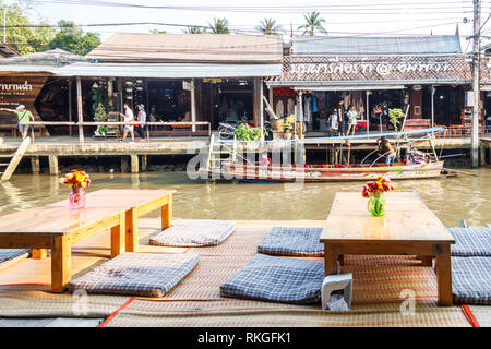 Amphawa, Thaïlande - 3 mars 2017 : coin traditionnel thaïlandais et des tables au restaurant près de la rivière. Week-end sont occupés comme il y a un marché flottant. Banque D'Images