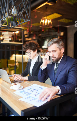 Homme au téléphone Banque D'Images