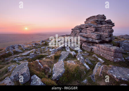 Coucher du soleil Belstone tor Dartmoor National Park Devon Uk Banque D'Images