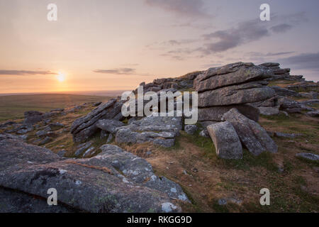 Le coucher du soleil le Rowtor Dartmoor National Park Devon Uk Banque D'Images