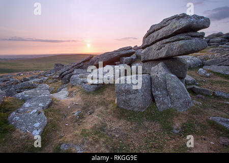 Le coucher du soleil le Rowtor Dartmoor National Park Devon Uk Banque D'Images