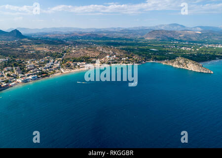 Vue de dessus de la plage de Tolo ou 'Psili Ammos' est à partir de sites touristiques les plus populaires d'Argolide, dans le Péloponnèse, Grèce Banque D'Images