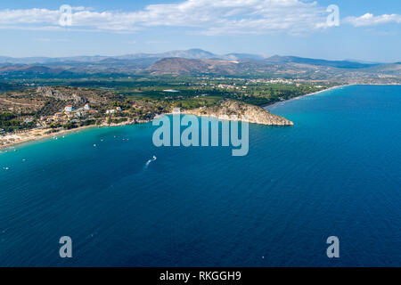 Vue de dessus de la plage de Tolo ou 'Psili Ammos' est à partir de sites touristiques les plus populaires d'Argolide, dans le Péloponnèse, Grèce Banque D'Images