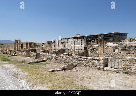 La Section des 450 mètres de long de la rue à colonnade avec la fin de l'époque hellénistique boutiques dans l'avant-plan, sur le méandre, Tripolis Yenicekent, Turquie. L Banque D'Images