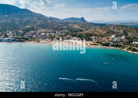 Vue de dessus de la plage de Tolo ou 'Psili Ammos' est à partir de sites touristiques les plus populaires d'Argolide, dans le Péloponnèse, Grèce Banque D'Images