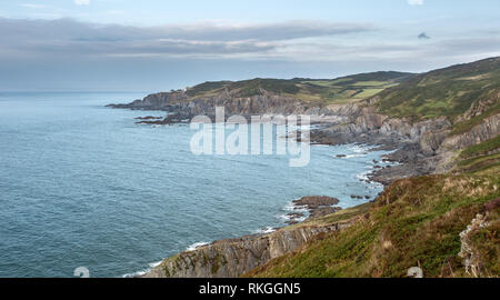 Vue sur la baie de Rockham et Bull Point Lighthouse près d'Illfracombe Devon Uk Banque D'Images